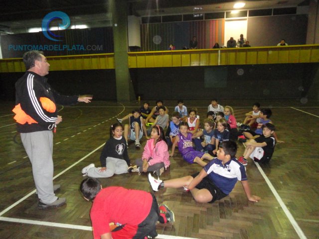 Deportes | Encuentro de escuelas barriales de basquetbol