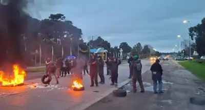 Protesta de vecinos del Barrio Utopía por el estado de las calles y la falta de servicios en la zona sur